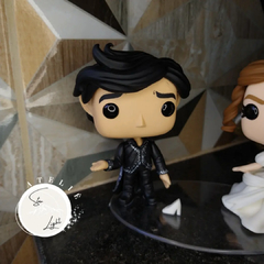 Funko Pop Feyre e Rhys na internet