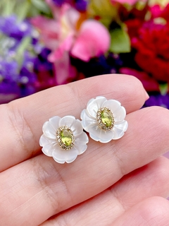 Brinco Cristal Peridoto com Flor em Madrepérola na internet