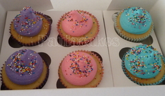 CUPCAKES COLORES CON SPRINKLES