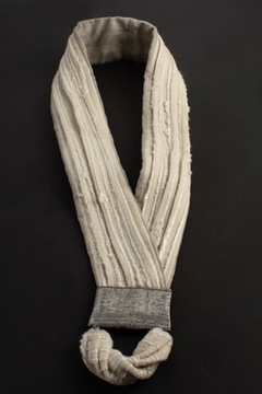 Collar UAKATA Puna Nevada. largo 56 cm. Picote de pura lana, seda, terminal tejido en telar en acero inoxidable. - AMPARA