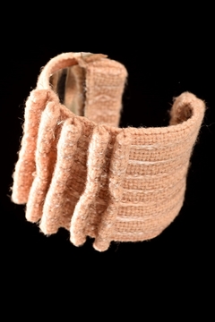 Brazalete Puna Cobre. Diámetro 8 (abierto) Ancho 5,5 cm. Picote de pura lana, tinte con taninos naturales, seda, base metálica.