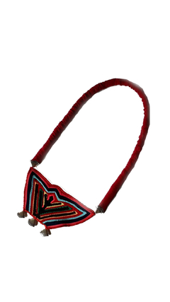 Collar FLOR. 19 x 37 cm, Molas, tejido tradicional de la etnia guna, realizadas por superposición de telas de variados colores con técnicas de corte y cosido a mano. - comprar online