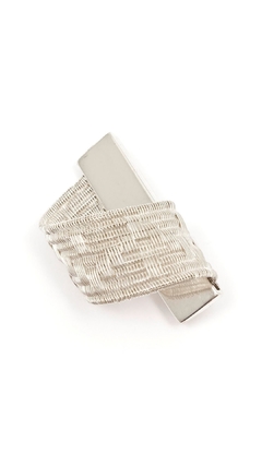 Broche SENDERO. Plata 925, hilo de plata Técnicas usuales de joyería, tejido de hilo de plata en telar manual 4 x 2 x 2.5 cm.