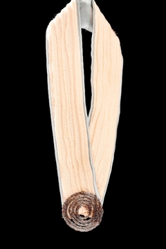 Collar MUYU Puna Nevada. Largo 38 cm. Picote de pura lana, seda, terminal tejido en acero inoxidable en internet