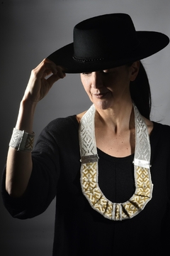 Collar LANIN - Hilo de plata 1000 tejido en telar manual. Faja mapuche. Cierres y bisagras de plata 925-45 x 20 x 5 cm