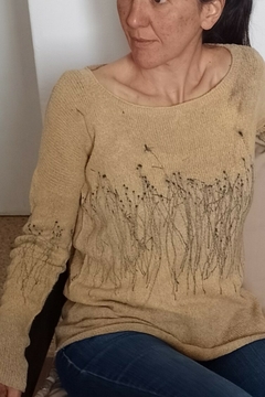 Sweter Hilado de seda natural y algodón- Cuello a la base- Tinte natural cúrcuma- Estampa vegetal casuarina Talle 2-Busto110 cm-Largo 60 cm - comprar online