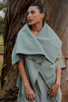Poncho de lana con aplicaciones de seda natural con estampa vegetal. 1.10 x 1.10 m - comprar online