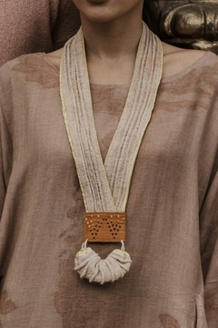 Collar UAKATA Puna Nevada. largo 56 cm. Picote de pura lana, seda, terminal tejido en telar en acero inoxidable. - comprar online