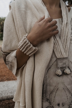 Collar UAKATA Puna Nevada. largo 56 cm. Picote de pura lana, seda, terminal tejido en telar en acero inoxidable. - tienda online