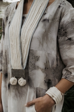 Collar UAKATA Puna Nevada. largo 56 cm. Picote de pura lana, seda, terminal tejido en telar en acero inoxidable.