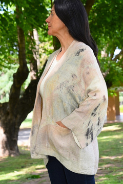 Saco Kimono Lino crudo texturado. Estampa vegetal dracena y casuarina. Cubierta de madder. Busto 120 cm Largo 70 cm - comprar online