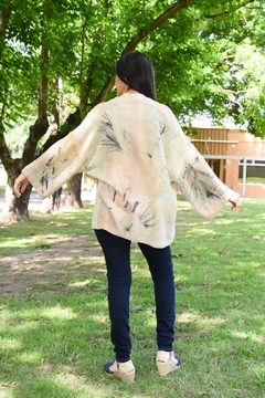 Saco Kimono Lino crudo texturado. Estampa vegetal dracena y casuarina. Cubierta de madder. Busto 120 cm Largo 70 cm - AMPARA