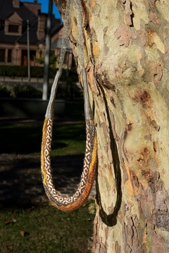 Collar AMARILLO Collar realizado con cordón trenzado de Lucrecia Cruz de @tejedoresandinos.jujuy y tejido de cobre. Hilos de algodón guatemalteco, tintes naturales Medida 47 x 25 cm - AMPARA