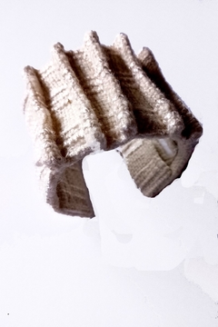 Brazalete Puna Nevada. Diámetro 8 (abierto) Ancho 5,5 cm. Picote de pura lana, seda, base metálica. - comprar online