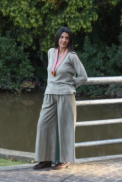 Pantalón realizado con tejido de fibra TENCEL™. Tinte natural aguaribay Cadera 120cm Largo 95 cm. Cintura elastizada