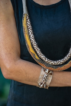 Collar AMARILLO Collar realizado con cordón trenzado de Lucrecia Cruz de @tejedoresandinos.jujuy y tejido de cobre. Hilos de algodón guatemalteco, tintes naturales Medida 47 x 25 cm en internet
