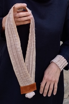 Collar UAKATA Puna Cobre. largo 54 cm. Picote de pura lana, seda, terminal tejido en telar con hilo de cobre. Tinte de taninos naturales en internet