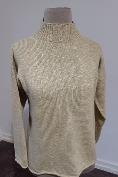 Sweter Vison Lana merino y seda vegetal-Tinte natural cáscara de palta Cuello media polera. Ancho 120 cm-Largo 60 cm Todas las terminaciones realizadas a mano.