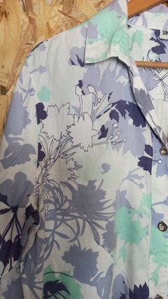 Camisa Estampada Branca Floral Azul - G na internet