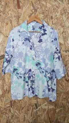 Camisa Estampada Branca Floral Azul - G - comprar online