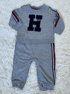 Macaquinho Cinza TOMMY HILFIGER - Baby Boy (0 a 24 Meses), cód. TH-036 - Baby Bens Importados | Roupas Infantis de Qualidade