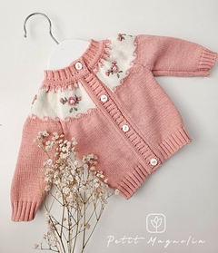 Imagen de Cardigan saquito con canesú y flores bordadas a mano magnolias