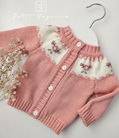 Cardigan saquito con canesú y flores bordadas a mano magnolias - Petit Magnolia bebés