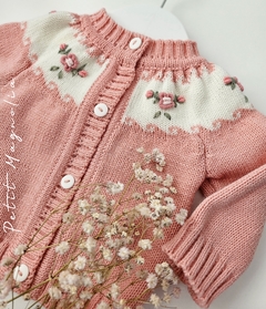 Cardigan saquito con canesú y flores bordadas a mano magnolias