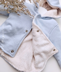 Campera reversible algodón y piel ultra soft. CELESTE - Petit Magnolia bebés