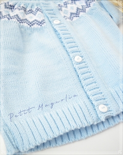 Cardigan saquito celeste con canesú y guarda mini rombitos - Petit Magnolia bebés