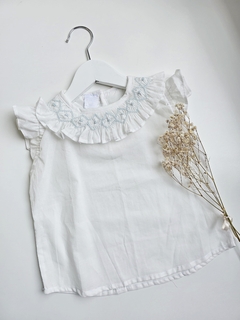 Blusa musculosa blanca cuello punto smock - Petit Magnolia bebés