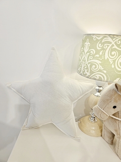 Almohadón deco formita estrella - Petit Magnolia bebés