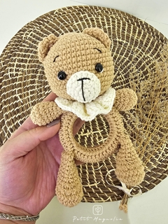 Sonajero tejido a crochet amigurumi Osito voladito natural