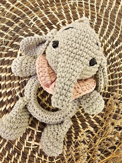 Sonajero tejido a crochet amigurumi Elefante voladito rosa en internet