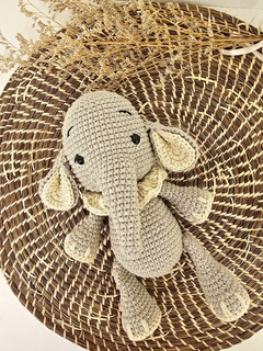 Muñeco de apego amigurumi crochet Elefante 23cm - Petit Magnolia bebés