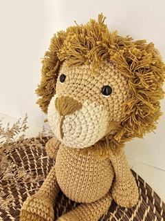 Muñeco de apego amigurumi crochet León - comprar online