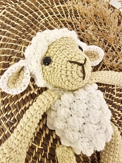 Muñeco de apego amigurumi crochet Oveja 23cm - Petit Magnolia bebés