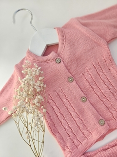 Conjunto tejido saquito + pantaloncito Rosa peonía - Petit Magnolia bebés