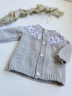 Cárdigan saquito con canesú gris melange - Petit Magnolia bebés