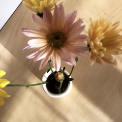 Florero de cerámica artesanal para decorar la casa con bellas y dulces flores de estación. Piezas únicas, hechas a mano.