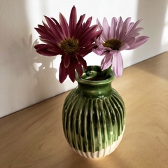 Florero de cerámica artesanal para decorar la casa con bellas y dulces flores de estación. Piezas únicas, hechas a mano.