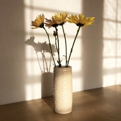 Florero de cerámica artesanal para decorar la casa con bellas y dulces flores de estación. Piezas únicas, hechas a mano.