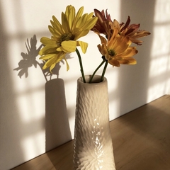 Florero de cerámica artesanal para decorar la casa con bellas y dulces flores de estación. Piezas únicas, hechas a mano.