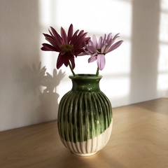 Florero de cerámica artesanal para decorar la casa con bellas y dulces flores de estación. Piezas únicas, hechas a mano.