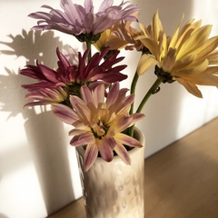 Florero de cerámica artesanal para decorar la casa con bellas y dulces flores de estación. Piezas únicas, hechas a mano.