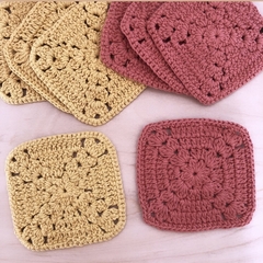 Posavasos cuadrado artesanal hecho a mano en crochet. Ideal para apoyar vasos, tazas, el mate, tu plantita preferida y todo lo que se te ocurra. Objeto botánico que integra la esencia y sabiduría de la manzanilla a tus momentos cotidianos.