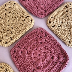 Posavasos cuadrado artesanal hecho a mano en crochet. Ideal para apoyar vasos, tazas, el mate, tu plantita preferida y todo lo que se te ocurra. Objeto botánico que integra la esencia y sabiduría de la manzanilla a tus momentos cotidianos.