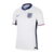 Camisa branca da Seleção da Inglaterra, modelo 24/25, da Nike, com detalhes em azul e escudo da seleção.