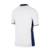 Camisa branca da Seleção da Inglaterra, modelo masculino, vista traseira.