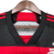 Detalhe do colarinho da camisa do Flamengo I 24/25, modelo torcedor da Adidas, nas cores preta e vermelha.